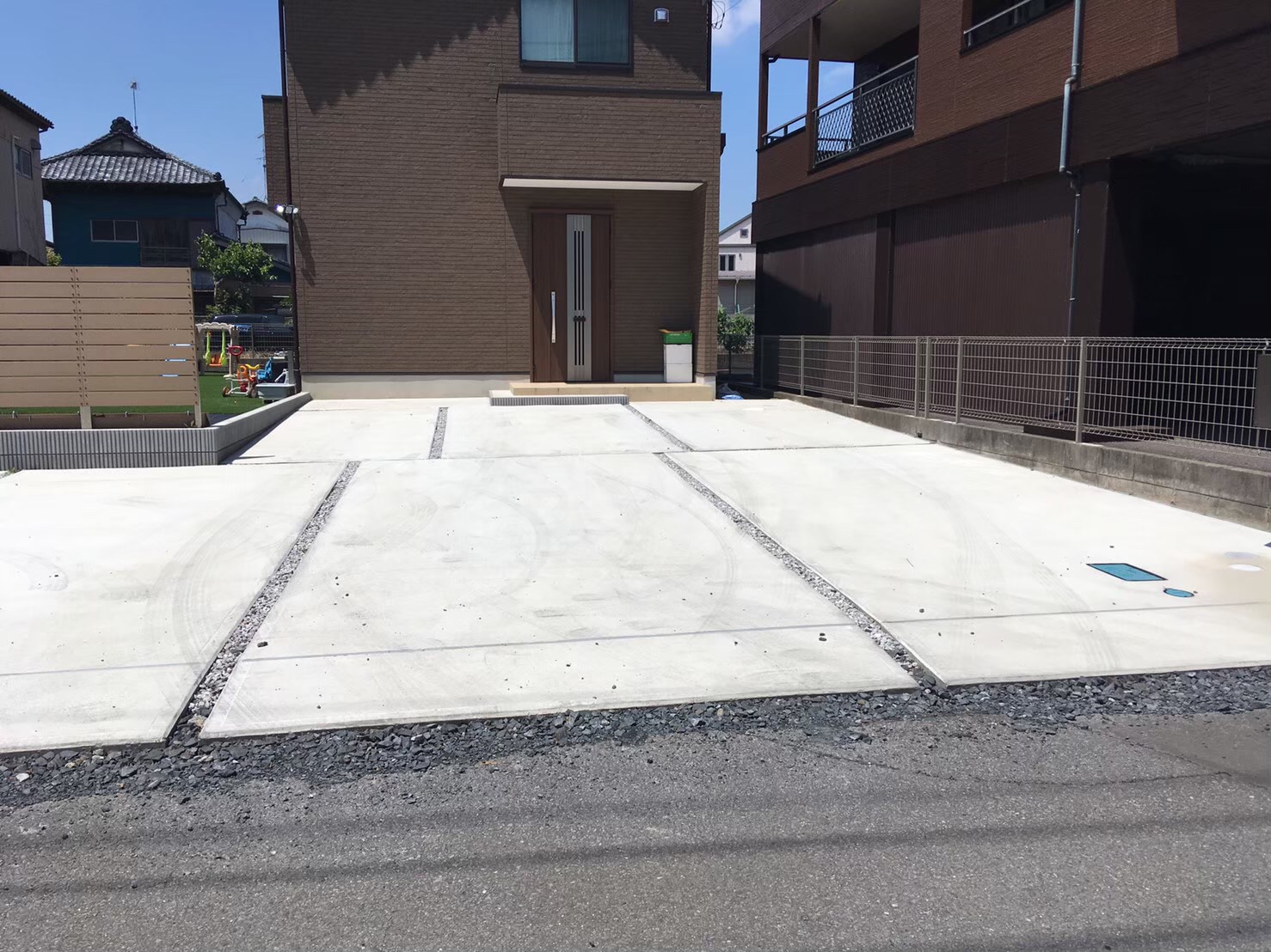 駐車場の隙間埋め　砕石飛び散り防止に