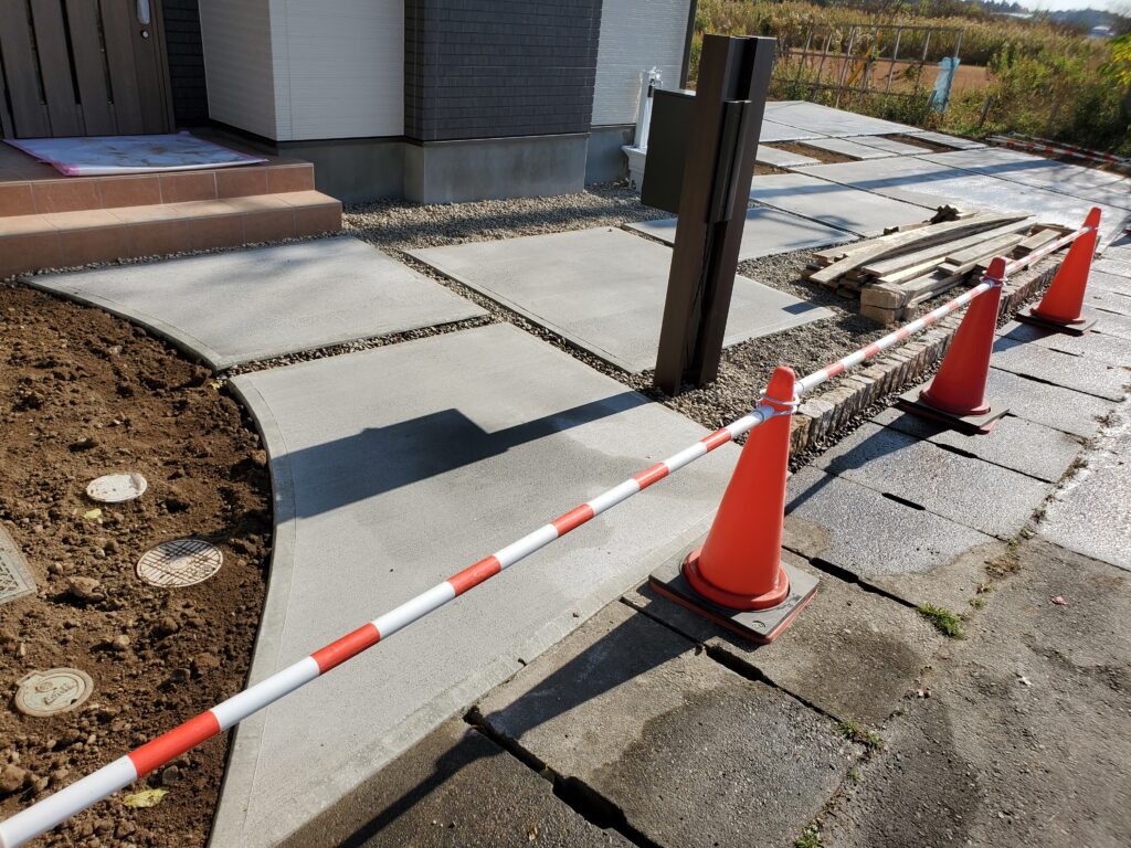 コンクリートの枠ばらしと砂利敷き土入れ