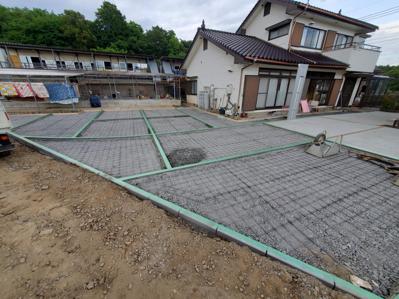皆様こんにちは！佐久間です！

日に日に暑くなってきました。
まだ耐えられる暑さではありますが、熱中症にもなりうる暑さではあるので、皆様もご注意ください。

今回は広さのある土間打ちになります。
土間打ちはたくさんやっていますが、現場によってはかなり広い平米数を一度に打つこともあります。
こちらの現場は応援の方達を呼んで、120平米程を一度に打ちました。