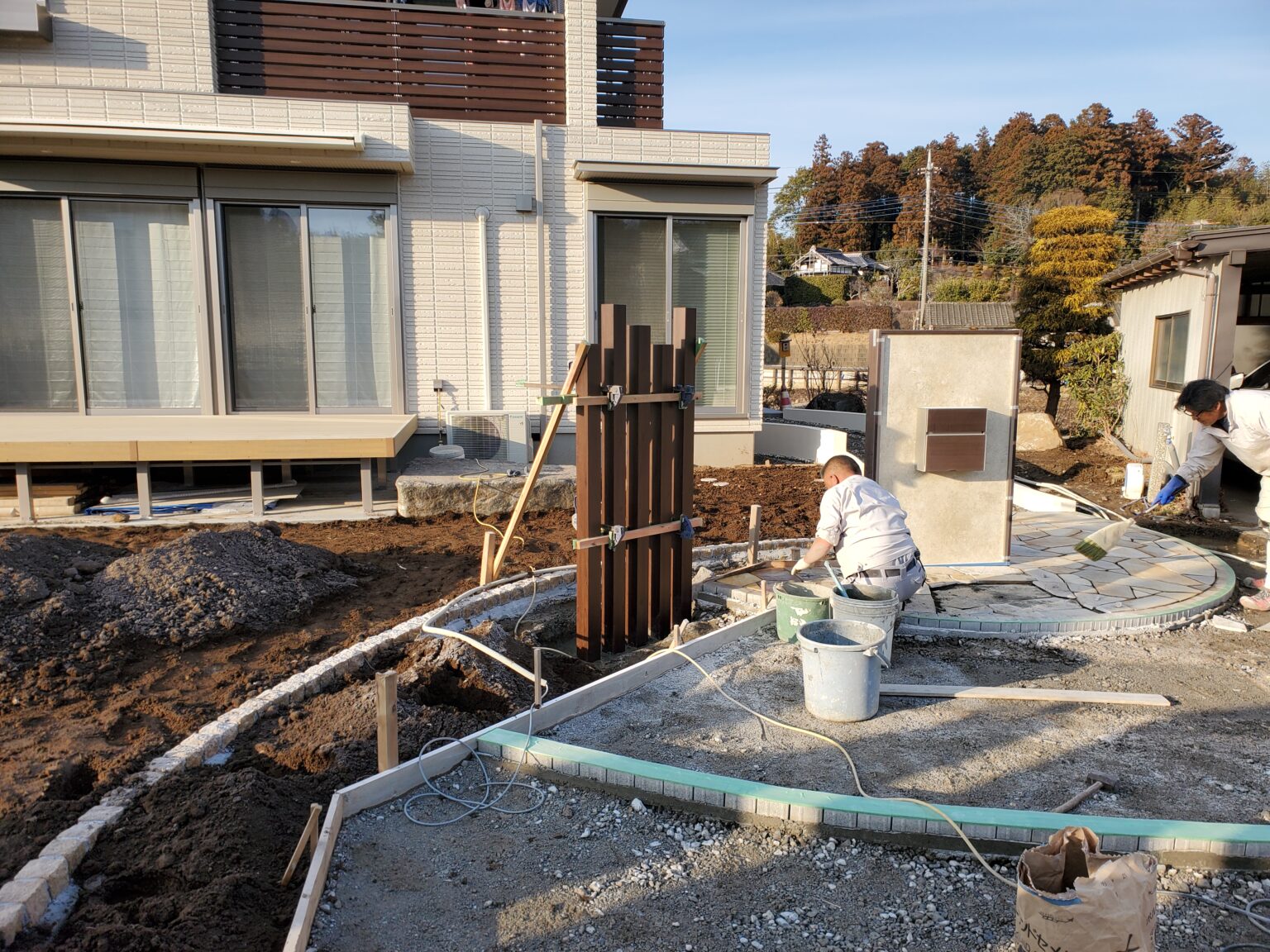 サークル状の玄関前のアプローチ