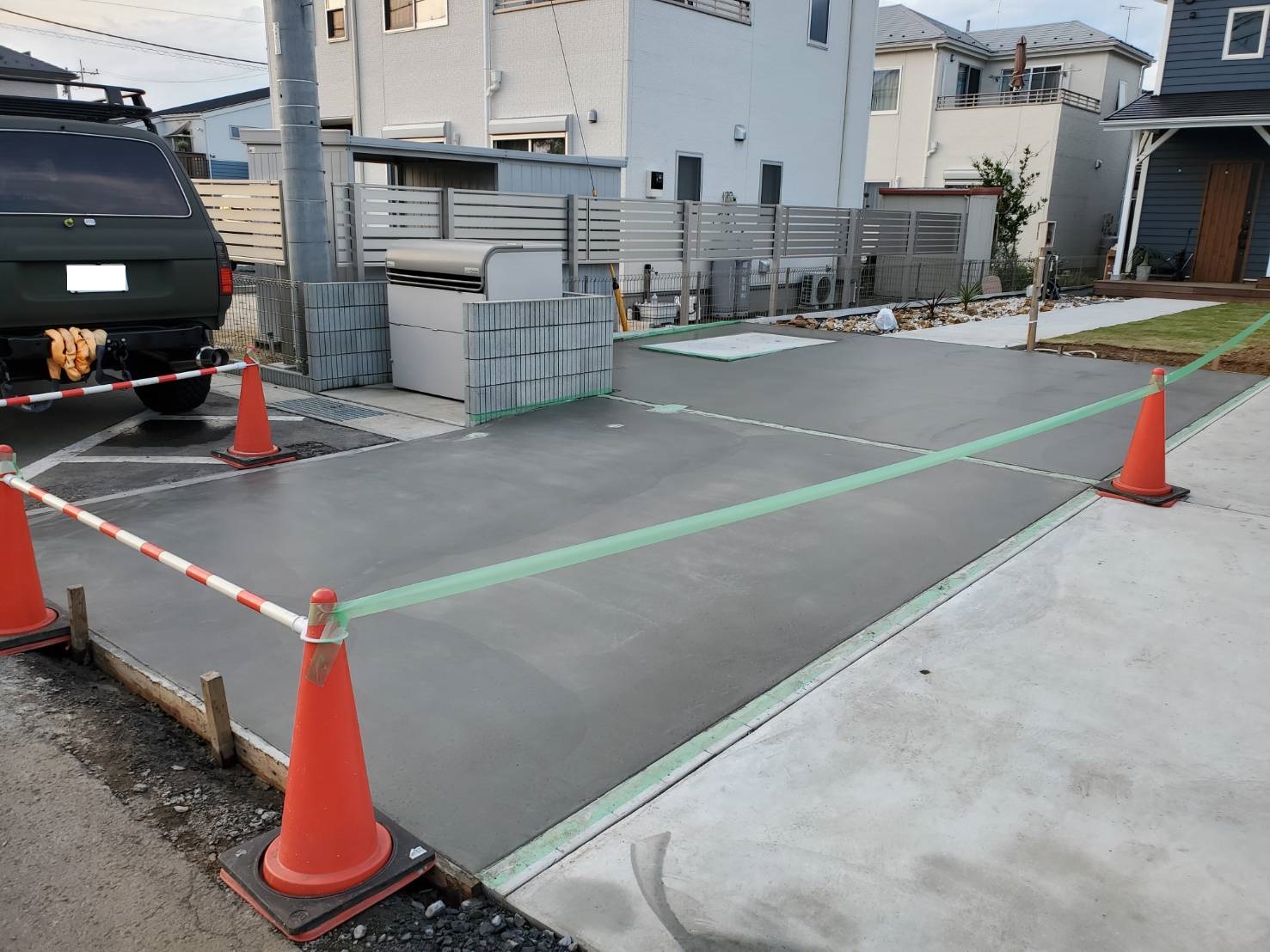 広々とした駐車場とお庭のある外構