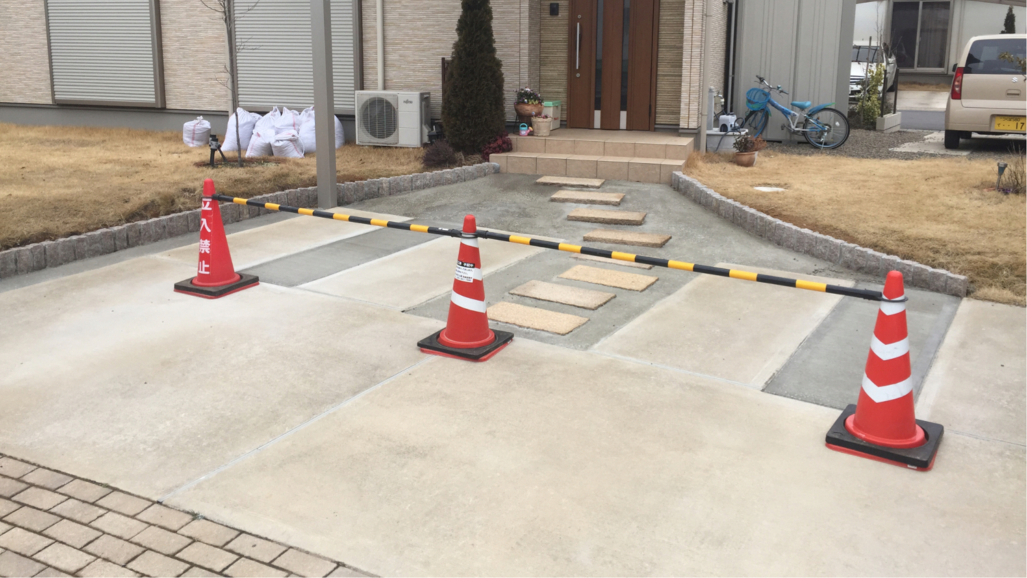 玄関アプローチにリンクストーン
