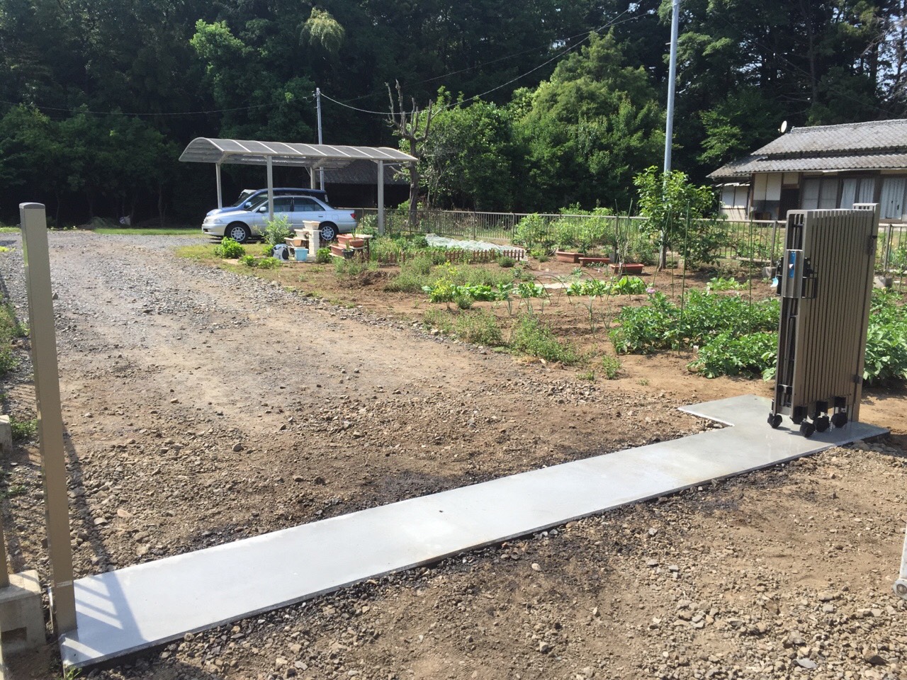 子供の道路飛び出し防止のアコーディオン門扉