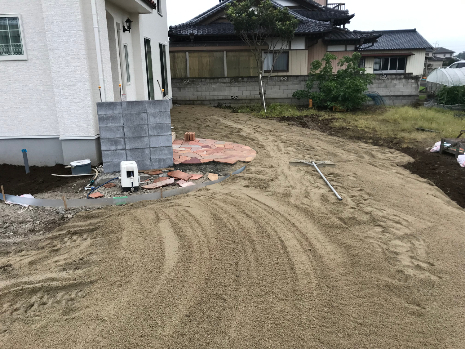お庭がまるで南国のようになる真砂土敷き